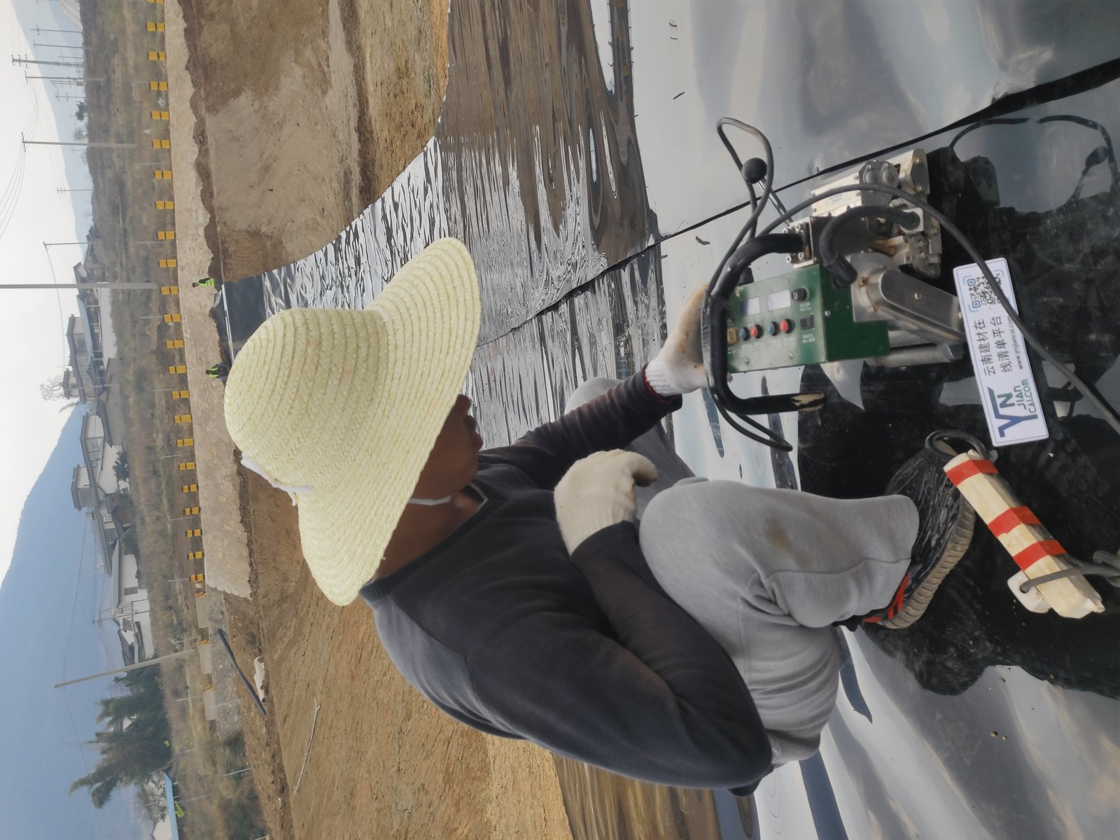 Geomembrane Welding at an Outdoor Containment Site